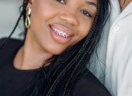 Oświadczyny na plaży w Punta Cana z podświetlanymi literami MARRY ME